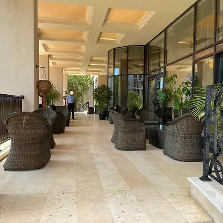 Royal & סאני ביץ'